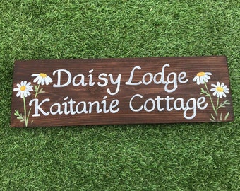 Daisy House Name Plaque, Exterior Wooden Sign, Personalised Flower Sign, Cottage Name, Address Plaque, Garden Decor, Wall Sign