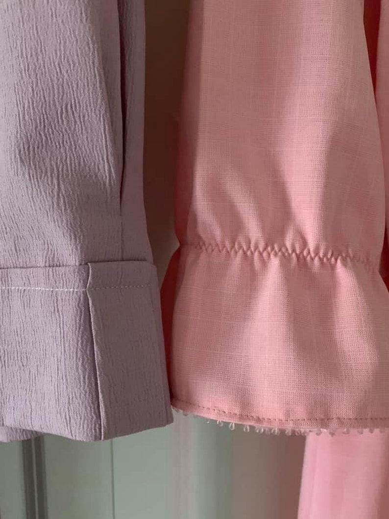 Puede incluir: Dos muestras de tela, una lavanda y otra rosa, con un borde fruncido en la muestra rosa.