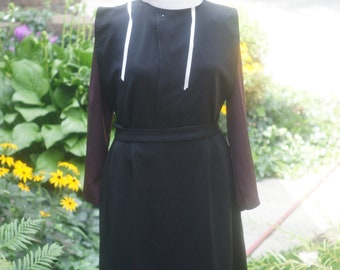 Disfraz de mujer Amish estilo Berne Indiana, vestido, delantal y gorro.