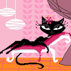Puede incluir: Ilustración pixelada de un gato negro tumbado en una chaise longue rosa. El gato lleva una corona de flores y un collar de perlas. El fondo presenta un papel pintado floral rosa y dos lámparas colgantes blancas.