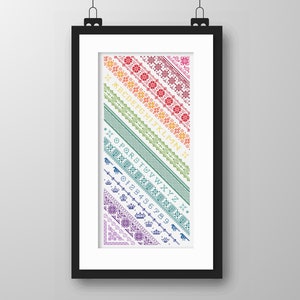 Puede incluir: Un diseño de punto de cruz enmarcado que presenta un arcoíris de colores con un patrón diagonal de letras, números y símbolos. El diseño incluye el alfabeto, los números del 0 al 9 y varios símbolos.