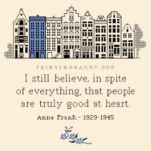 Könnte beinhalten: Ein Kreuzstich-Design mit einer Reihe stilisierter Gebäude in Schwarz und Weiß, mit einem blauen Gebäude in der Mitte. Der Text lautet "PRINSENGRACHT 263" und ein Zitat von Anne Frank. Kleine blaue Blumen befinden sich unten.