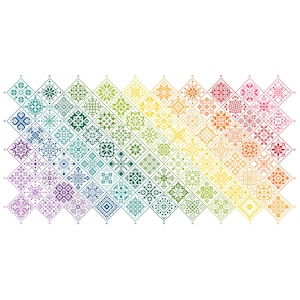 Op de afbeelding: Een kruissteekpatroon met een raster van ruitvormige motieven gerangschikt in een kleurenspectrum. Het ontwerp verloopt van paars en blauw aan de linkerkant naar groen, geel, oranje en rood aan de rechterkant, met ingewikkelde geometrische details.