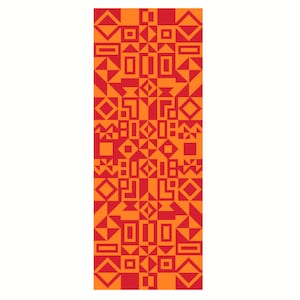 Puede incluir: Un patrón geométrico con cuadrados y triángulos rojos y naranjas. El patrón se repite en toda la imagen.