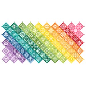 Op de afbeelding: Een rechthoekige opstelling van ruitvormige tegels met witte geometrische en florale kruissteekpatronen. De tegels zijn gerangschikt in een diagonaal kleurenspectrum, verlopend van paars, blauw, groen, geel, oranje en rood naar roze.