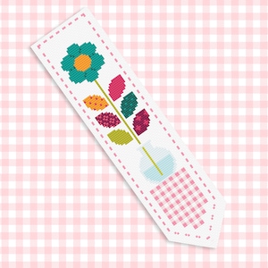 Op de afbeelding: Een roze en witte gingham-bladwijzer met een kleurrijke bloem en bladeren in een blauwe vaas. De bladwijzer is perfect om een vleugje whimsy toe te voegen aan je lezen.