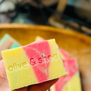 Sapone vegano Fruit Slices • Oliva e Karité • Profumo Fruit Loops • Ananas • Fragola • Lime