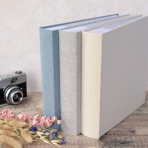 Album photos de haute qualité avec couverture en lin. 23x22 cm. Contient 200 photos 10 x 15 cm (6 x 4 po.). 3 choix de couleurs.