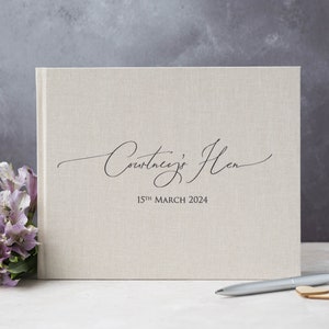 Libro de visitas personalizado para la celebración de gallinas de alta calidad.  Elegante diseño de texto escrito a mano. 50 páginas en blanco liso / 100 caras. 13 opciones de color.