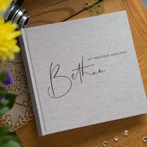 Personalisiertes Geburtstags Einsteckfotoalbum . 23x22cm. Hält 200 Fotos im Format 10 x 15 cm. 4 Farben zur Auswahl.