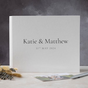 Libro degli ospiti fotografico personalizzato di alta qualità con spirale nascosta. Copertina in lino naturale. Elegante e semplice carattere Serif.