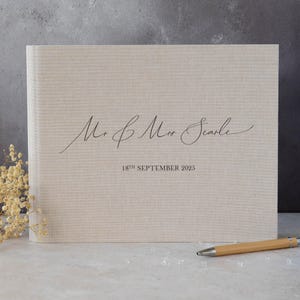 Hoogwaardig gepersonaliseerd fotogastenboek met verborgen spiraal. Elegant handgeschreven lettertypeontwerp. 25 pagina's (50 pagina's) of 35 pagina's (70 pagina's).