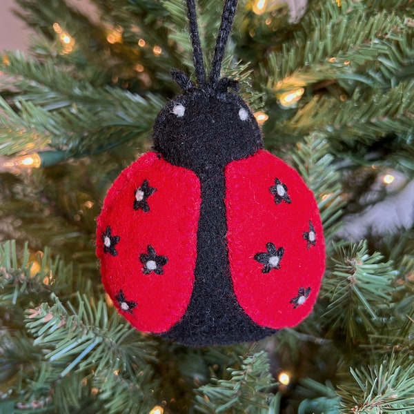 Ornement de coccinelle, Décor de Noël brodé en laine équitable Fait à la main au Pérou