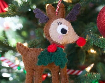 Rentier mit Stechpalmen Ornament - Filzwolle Fair Trade Weihnachtsdekoration Handmade in Nepal