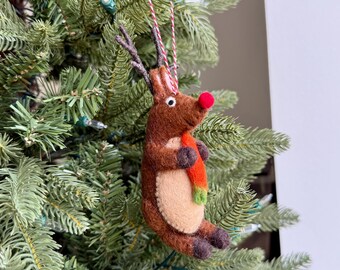 Rentier mit Karotte Ornament - Filz Wolle Fair Trade Weihnachtsdeko Handmade in Nepal