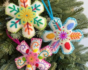 Adorno navideño de lana bordado con copos de nieve, multicolor - Hecho a mano en Perú, artesanía de comercio justo