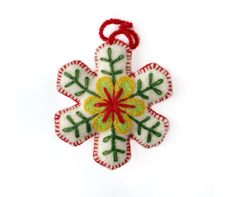 Clásico copo de nieve bordado ornamento