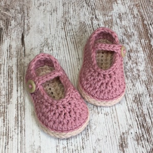 Mary Jane Baby Shoes/ Crochet Pattern/ 0-12 months/ Button Shoes/ Baby Booties