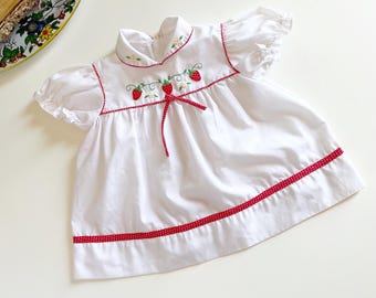 Vintage vit broderad jordgubbsklänning