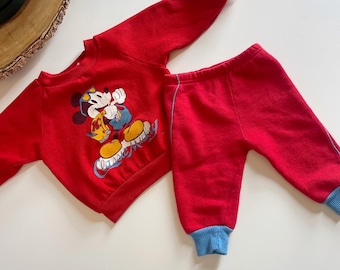 Röd träningsoutfit med Musse Pigg från 90-talet | 2T