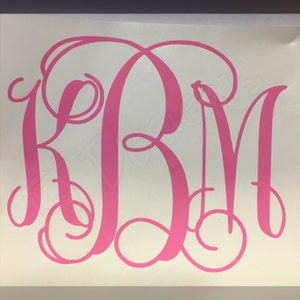 Puede incluir: Pegatina de monograma rosa con las letras KBM en una fuente cursiva.