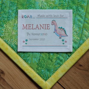 Große Quiltetiketten, Baby Dinosaurier, Quiltetiketten personalisiert, Baby Dinosaurier, Mädchen, blau, rosa, Geburtszahlen