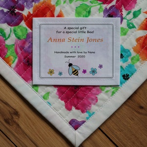 Frete grátis etiquetas de colcha etiquetas de costura personalizadas colchas artesanais padrões cobertor de tricô estatísticas de nascimento de bebê tecido abelha favo de mel