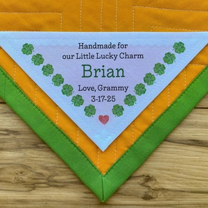 Etiquetas de edredón de triángulo grande, etiquetas de costura personalizadas, amor en cada puntada, edredones hechos a mano, etiqueta de tela de algodón, patrones de edredón, trébol