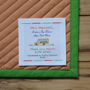 Grote gepersonaliseerde naailabels, quiltlabels, aangepaste stoffen labels, uitgesneden labels, lerarengeschenken, schoolbus, stof, quiltpatroon, rood