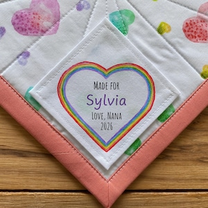 Etichette per trapunte con spedizione gratuita, etichette da cucire, etichette per trapunte personalizzate, etichette in tessuto, statistiche di nascita, neonato, bambino, bambina, trapunta arcobaleno
