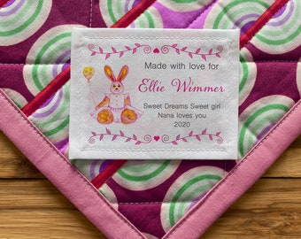 Etiquetas de edredones grandes Etiqueta personalizada Edredones hechos a mano Etiquetas recortadas de tela personalizadas Estadísticas de nacimiento Baby Pink Bunny baby shower ideas