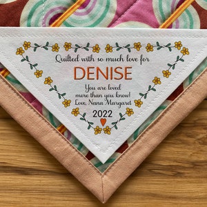 Groot driehoekig quiltlabel | Gepersonaliseerde naailabels | Gepersonaliseerde quiltlabels | Handgemaakte etiketten | Quiltlabels | Quiltpatronen