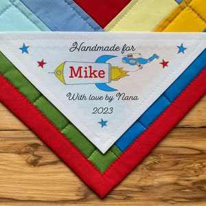 Groot driehoekig quiltlabel, gepersonaliseerde stoffen quiltlabels, handgemaakte labels, uitgesneden labels, hoeklabel, ruimteschipquilt, babyjongen