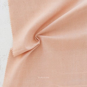 FABLEISM Everyday Chambray in Merit Pink, gewebte Baumwolle / Bambus, Verkauft per 0,5 m. Fabelwesen in Kanada. ECW-14