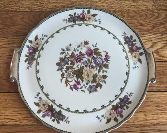 Plato para tartas Noritake Bellefleur de 25 cm con borde y asas pintadas en color plata.