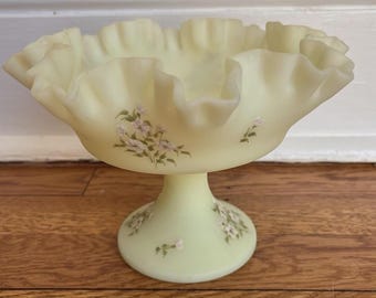 Fenton Ruffled Edge satiné, peint à la main, peint à la compote de verre crème pâtissier et signé !