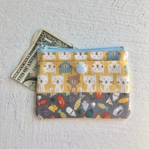 Monedero con cremallera y bolsillo a presión - Cats on Yellow