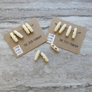 1 3/16" Toggle buttons - 30mm long natural wooden toggles with 2 holes - pack of 4