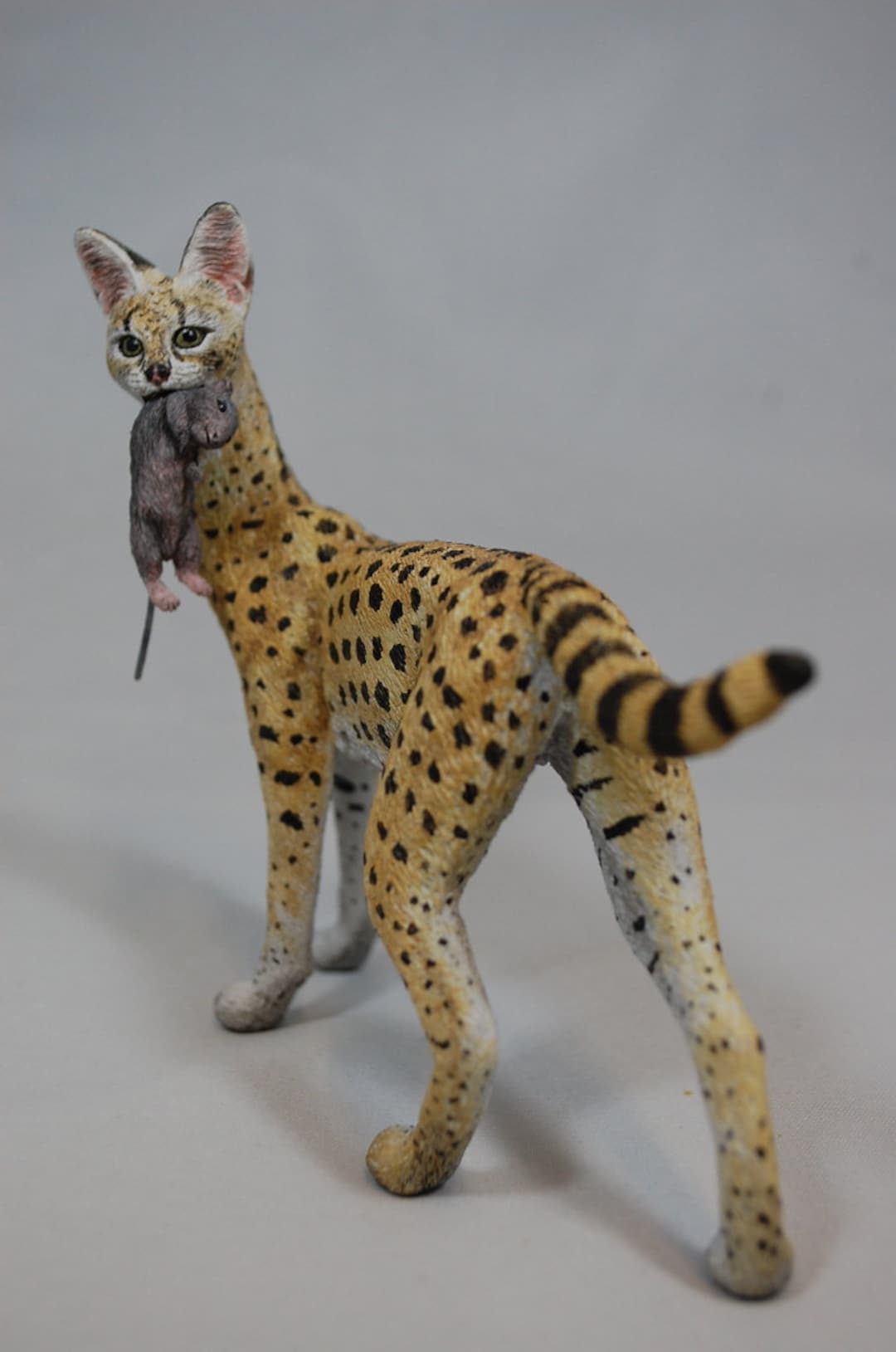 【まーちゃんさま】*pottery animal ✵ツリーを見つめる ワンちゃん Servalcat Figurine(i Take This Mouse) - Etsy
