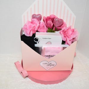 Confezione regalo di San Valentino con prodotti essenziali per la spa con argilla rosa, maschere luminose, fascia per capelli, applicatore, asciugamani per il trucco: regalo perfetto per la cura di sé