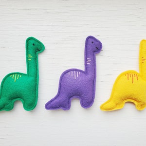 Jouets a chat,  dinosaure avec l'herbe à chat bio et petite cloche