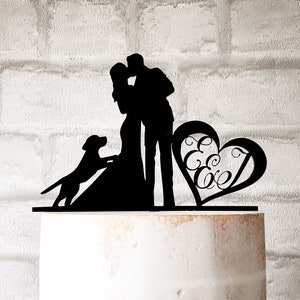 Peut inclure: Topper de gâteau en silhouette noire représentant un couple qui s'embrasse, un chien et un cœur avec les initiales "E & E".