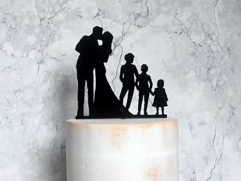 34 Cake Topper Ideen für deine Hochzeit - von personalisiert bis lustig HochzeitStorte Silhouette Cake Topper mit 3 Kindern Bild 1