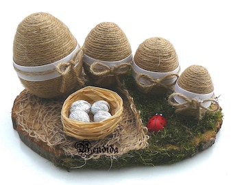 Paaseieren van touw op houten standaard, decoratieve eierhouder, jute touwornament, boerderijmantel of plankdecoratie, primitief lentedecor.