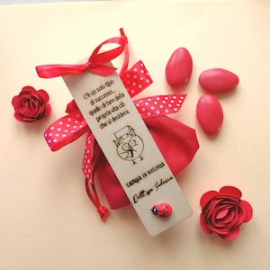 Elegancka zakładka DREWNIANA GRADUACJA z personalizowanym grawerem o wymiarach 12 cm x 3 cm