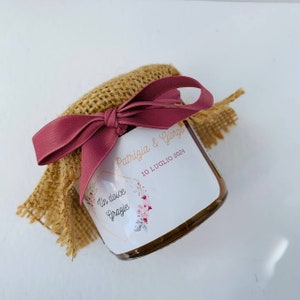 Bomboniera Matrimonio Barattolino Miele millefiori artigianale 140gr, etichetta con fiori e rose porpora, glicine, rosa, fucsia, amaranto