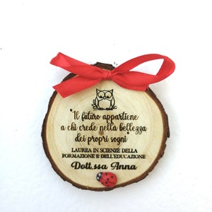 Bomboniera Laurea artigianale Calamita gufetto legno LAUREA incisione personalizzata diametro 5cm-6cm