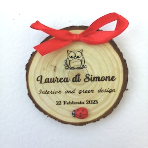 Bomboniera Laurea artigianale Calamita gufetto legno LAUREA incisione personalizzata diametro 5cm - 6cm