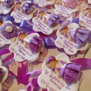 Bomboniera nascita/battesimo per bimba in fimo Lilla Fucsia Viola con base bianca a fiore personalizzata