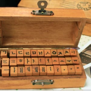 Koreanisches Alphabet Stempel (33 Stück) 글 maizeichen Buchstaben Holzkiste Vintage Antik Finish - Typewriter Font